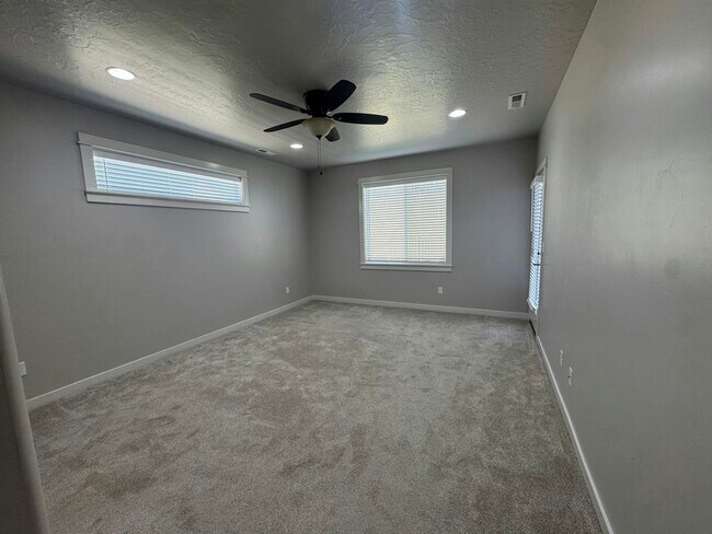 Building Photo - 10496 W Daylily Ct