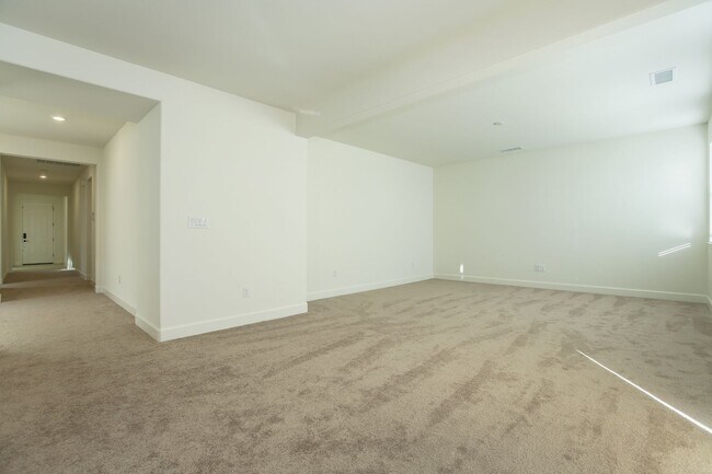 Building Photo - 4 bedroom, 2.5 bathroom home in Golden Val...