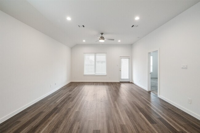 Building Photo - 1613 Sunbend Ln