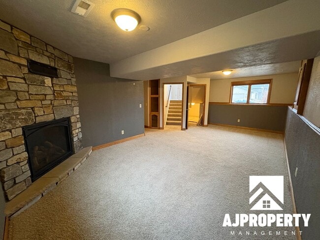 Building Photo - 5509 S Sarmar Ave