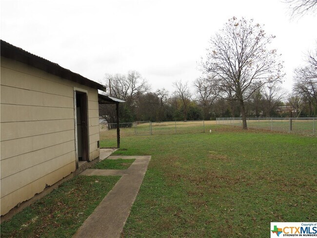 Building Photo - 2116 W Avenue D