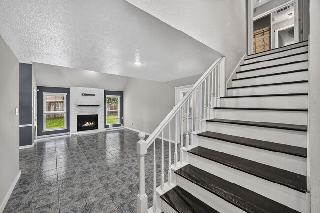 Building Photo - "Charming 3-Bed Oasis with Modern Touches & Granite Elegance in Houston!"