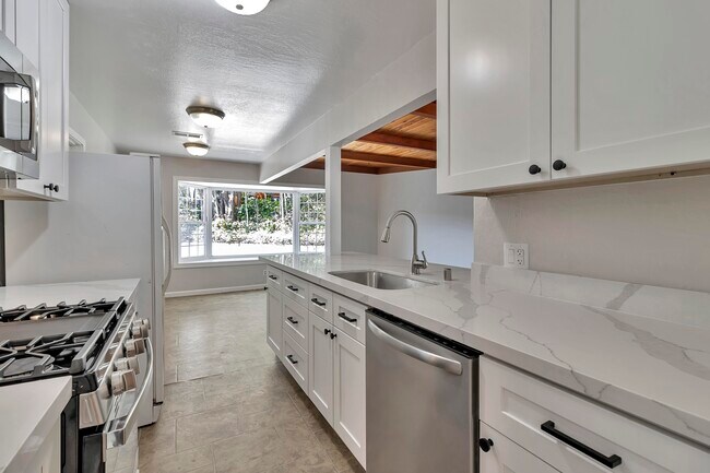 Building Photo - 520 Dawkins Dr