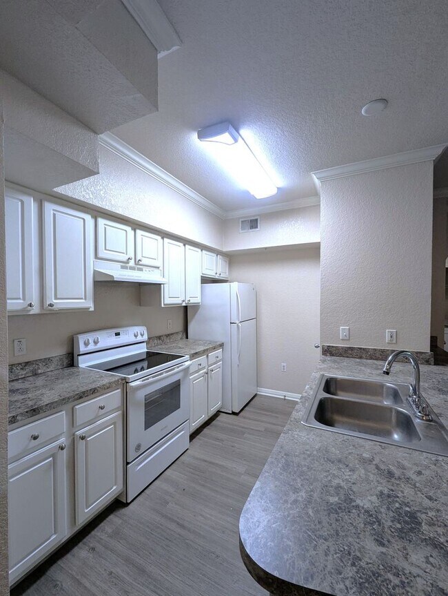 Building Photo - Updated 2x2 condo 1121 square feet, vinyl plank floors & balcony