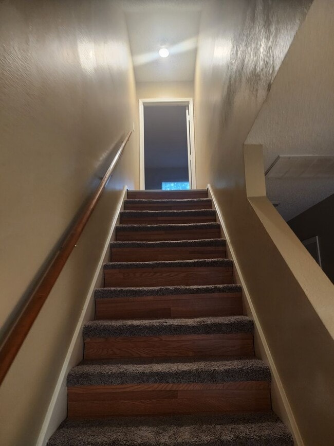 Building Photo - Quiet and Cozy 2 Story Home