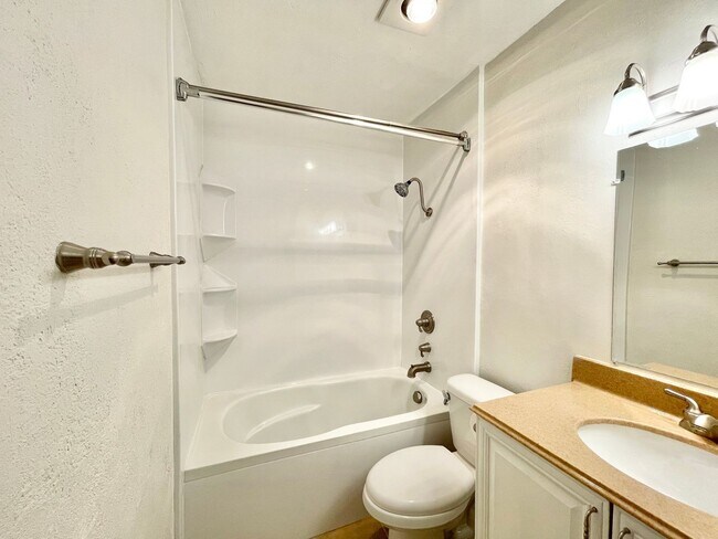 Building Photo - Gorgeous 3/2 recently renovated in homey neighborhood