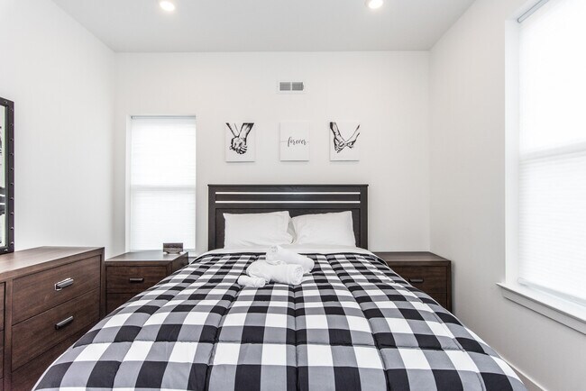 Building Photo - 2435 Master St