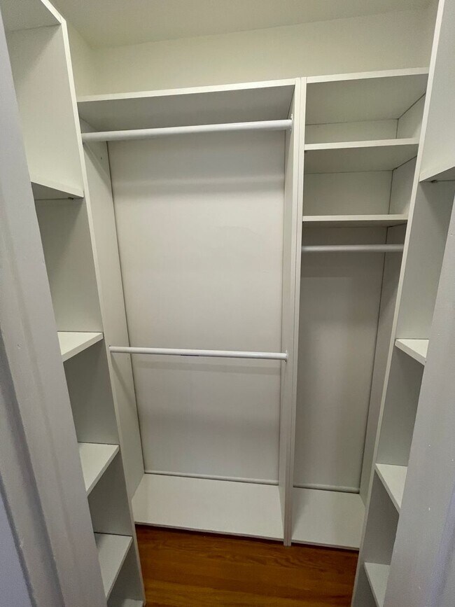 Building Photo - 1059-1059 S Genesee Ave