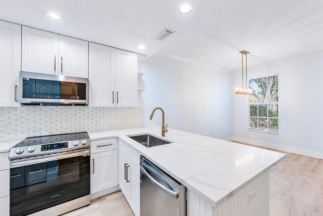 Building Photo - 130 Day Lily Dr