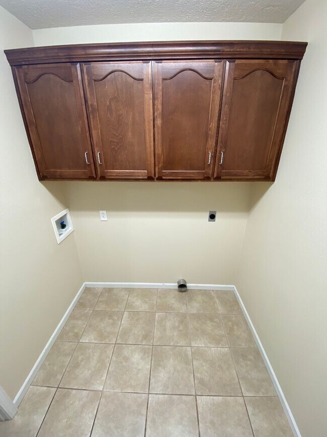 Building Photo - Available November 5, 2024! Call Watson & ...