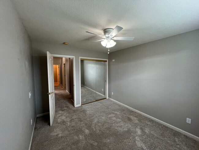 Building Photo - 4 bedrooms, an office and single-story home with a pool!!