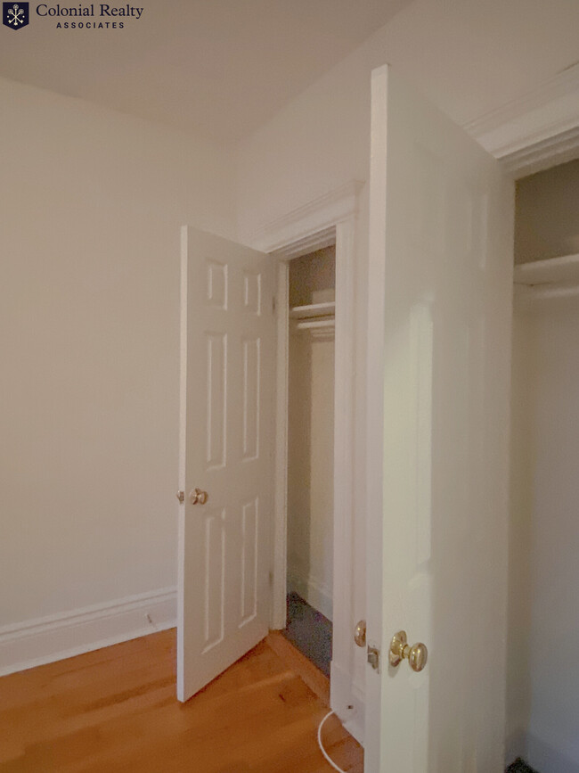 Building Photo - 6 Camelot Ct