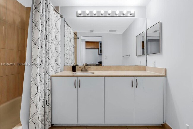 Building Photo - 1750 N Bayshore Dr