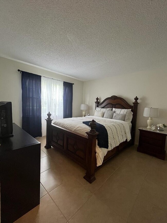 Building Photo - 1533 SE Royal Green Cir