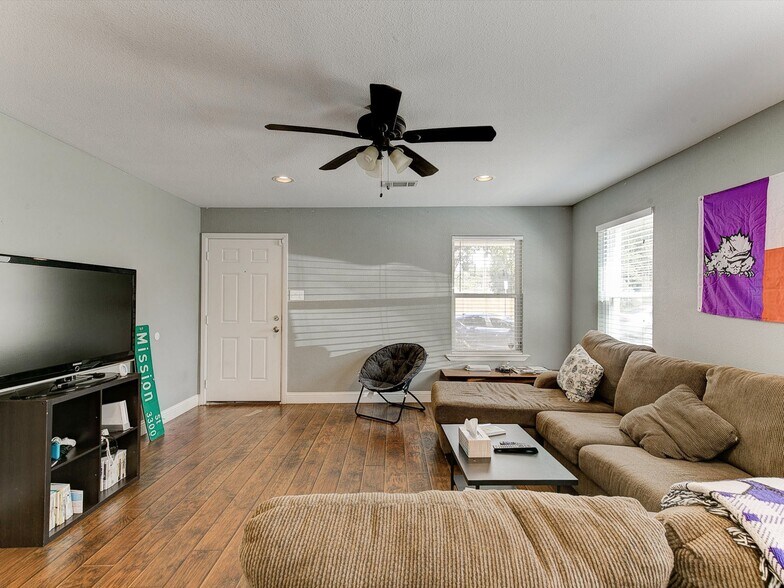 Building Photo - 2313 W Devitt St