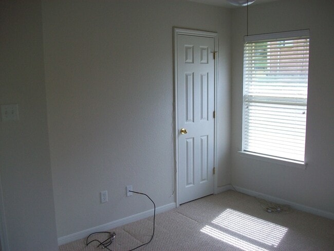 Building Photo - 601 Llama Tr