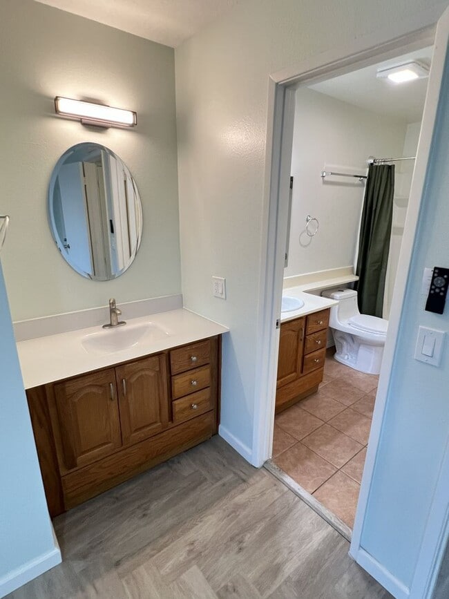Building Photo - Fantastic 3 Bed 1.5 Bath End Unit Townhome in Orange!