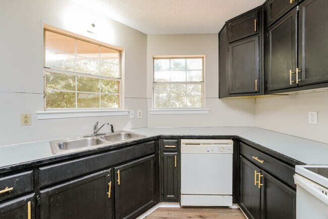 Building Photo - Fantastic 3bd/2ba home! Coming soon!
