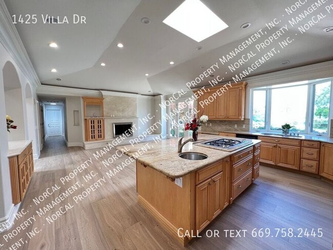 Building Photo - 1425 Villa Dr