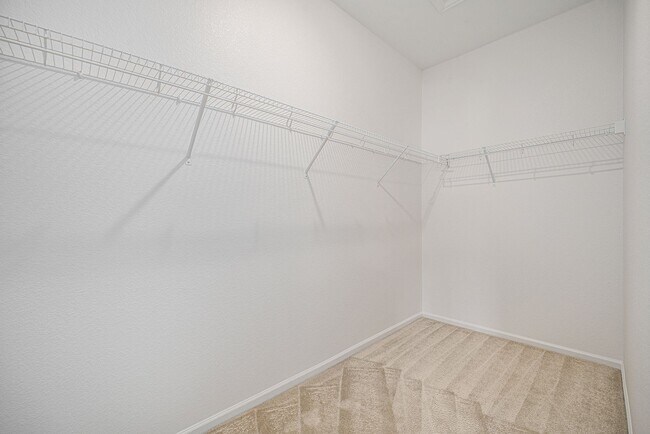 Building Photo - Spacious 3 bedroom home in the heart of Ly...