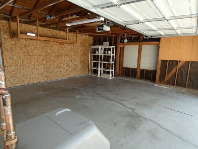 Building Photo - Spacious Orcutt Area Home in Gated Community