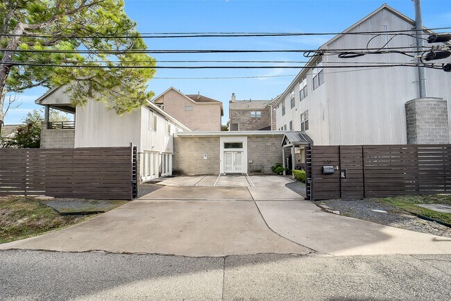 Building Photo - 320 Detering St