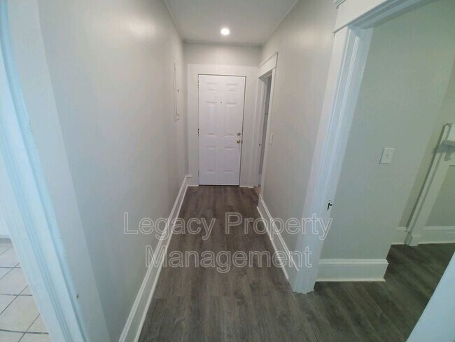 Building Photo - 703 Askew St