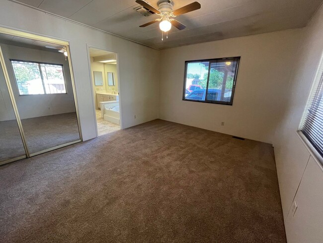 Building Photo - Cute, centrally located home!