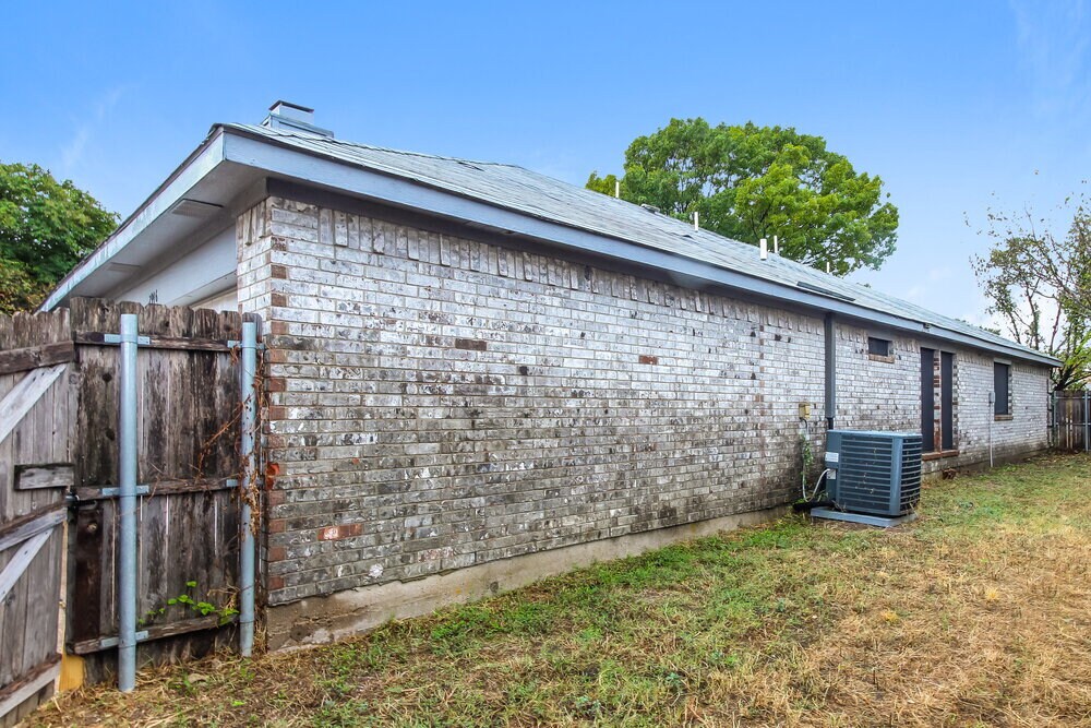 Building Photo - 2946 Lawndale Dr