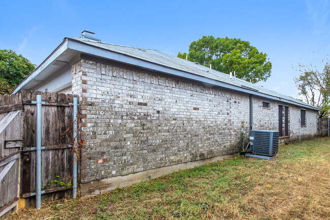 Building Photo - 2946 Lawndale Dr
