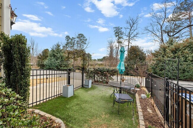 Building Photo - 410 Triumph Ln