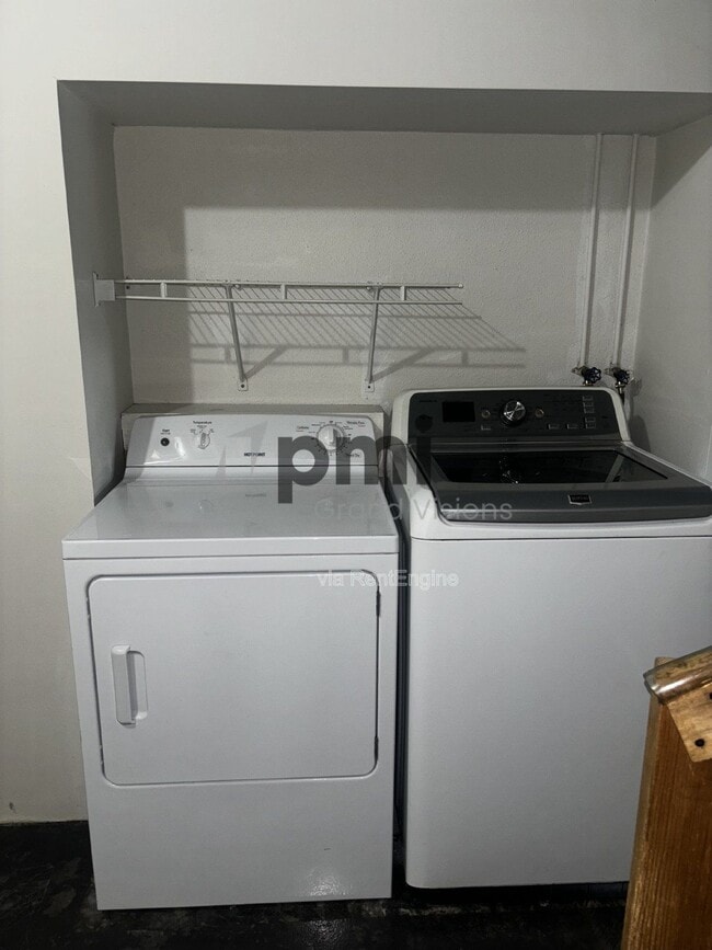 Building Photo - 1103 6th St