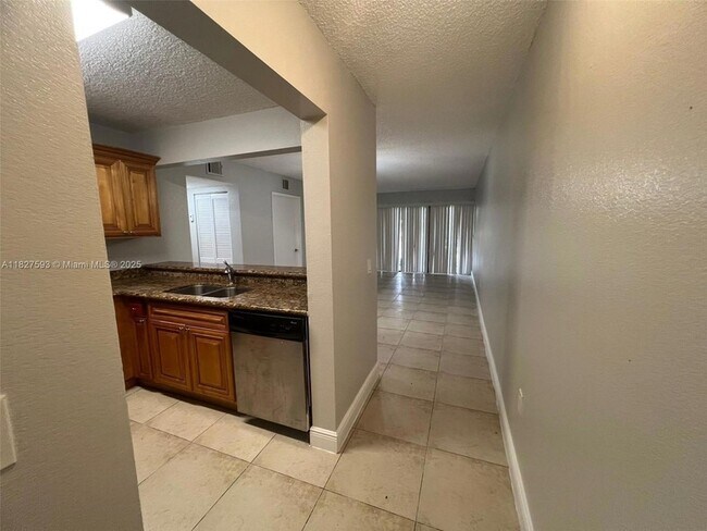 Building Photo - 1543 Lake Crystal Dr