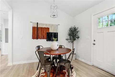 Building Photo - 872 Glenway Dr SW