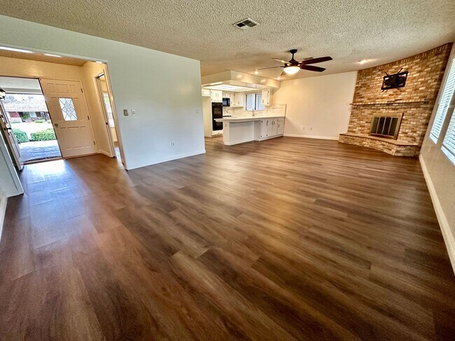 Building Photo - 9913 Spring Oak Dr
