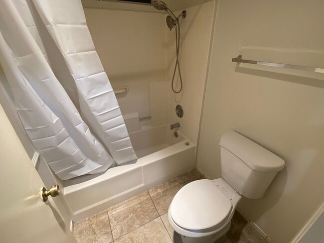 Building Photo - Decker Townhome