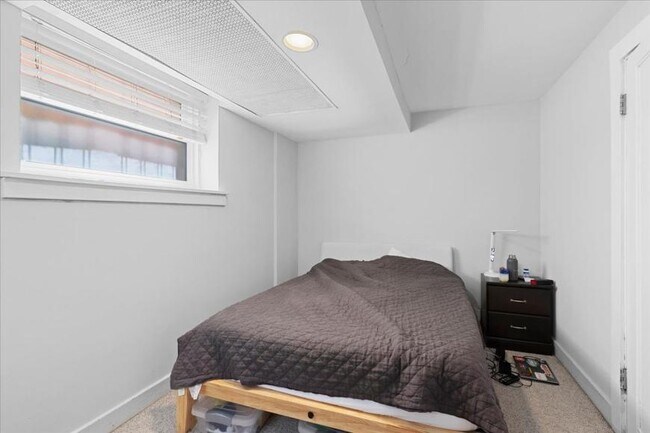 Building Photo - 2 bedroom in Chicago IL 60657
