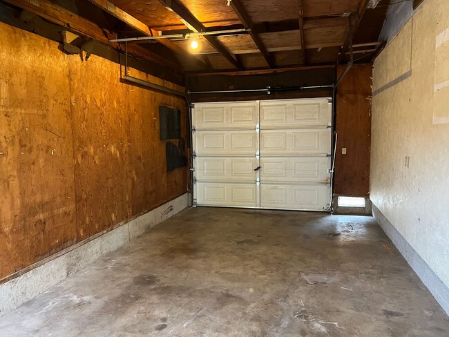 Building Photo - Solid 2 bedroom 1 bath duplex with garage!