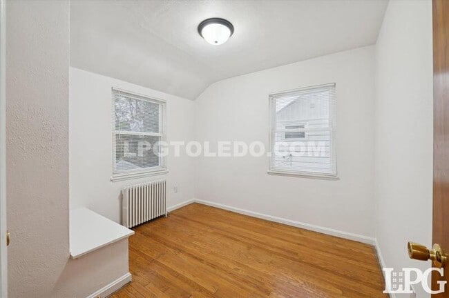 Building Photo - 606 W Poinsetta Ave