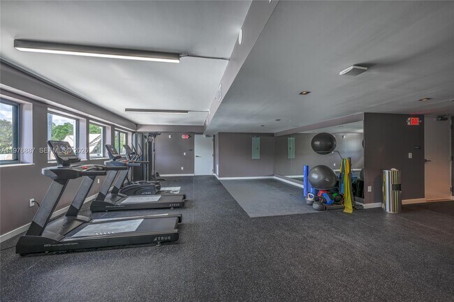 Building Photo - 840 NE 130th St