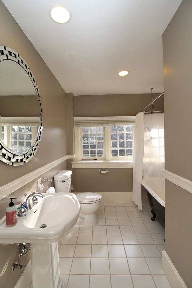 Building Photo - 2343 NE 21st Ave