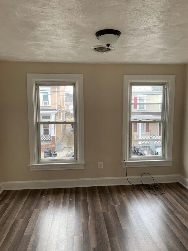 Building Photo - 237 S Mulberry St