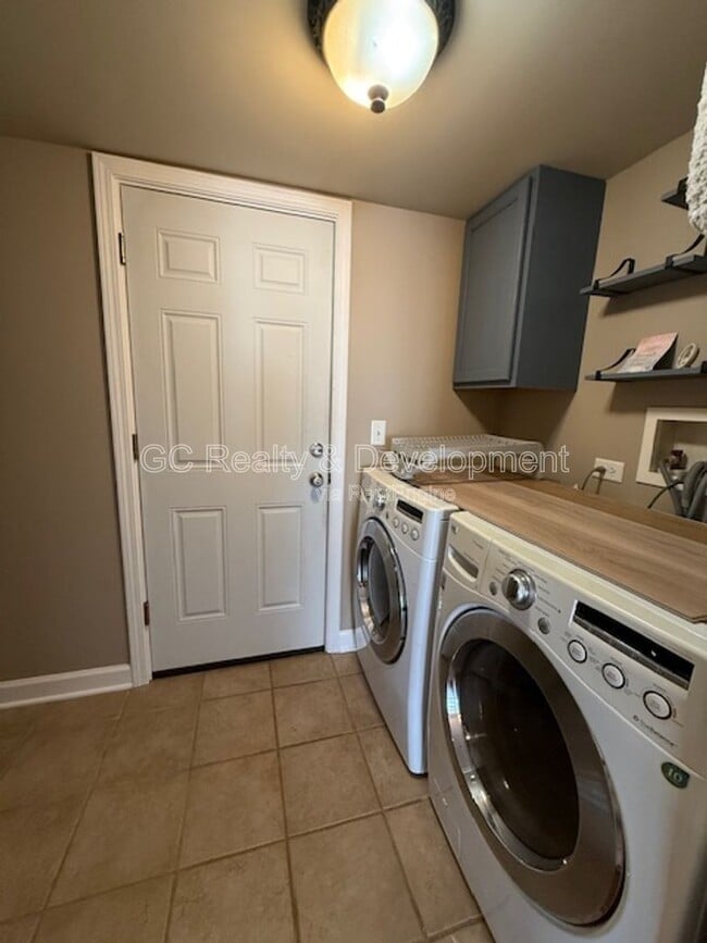 Building Photo - 267 Capitol Dr