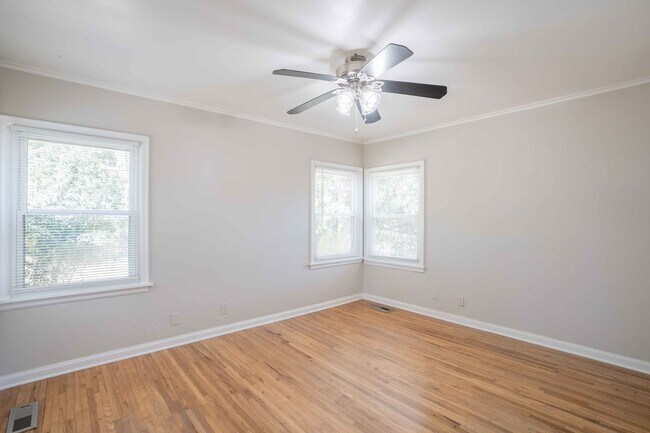 Building Photo - 3 Bed | 2 Bath in Midtown!