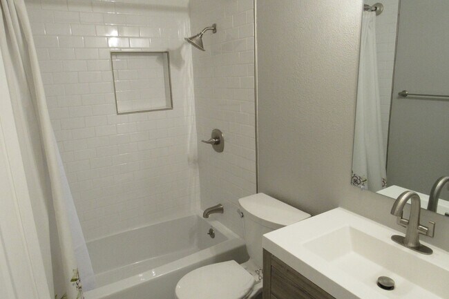 Building Photo - Updated 3 Bed, 2 Bath Home Close to Dublin HS