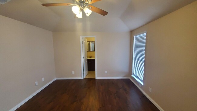 Building Photo - Move in ready Duplex!  Garland ISD