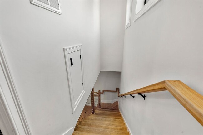 Building Photo - 722 E 5th St