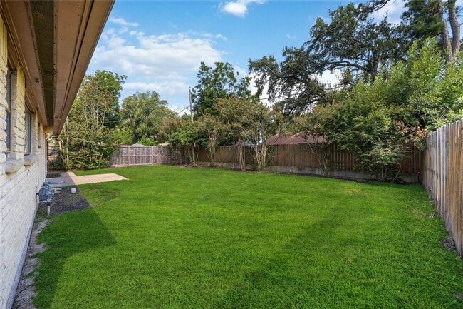 Building Photo - 8826 Tanager St