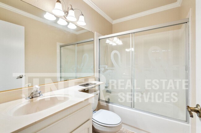 Building Photo - Updated & Beautiful Crosswoods Home
