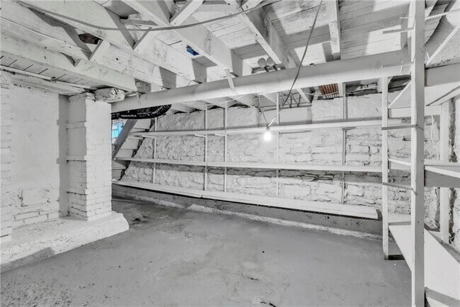 Building Photo - 305 1/2 E Lutton St